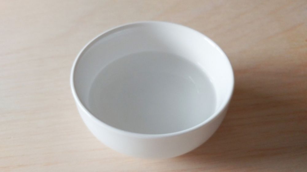 陶器の器に入っている水